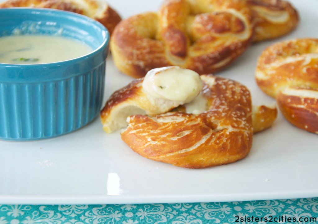 soft pretzels with jalapeño dipping sauce